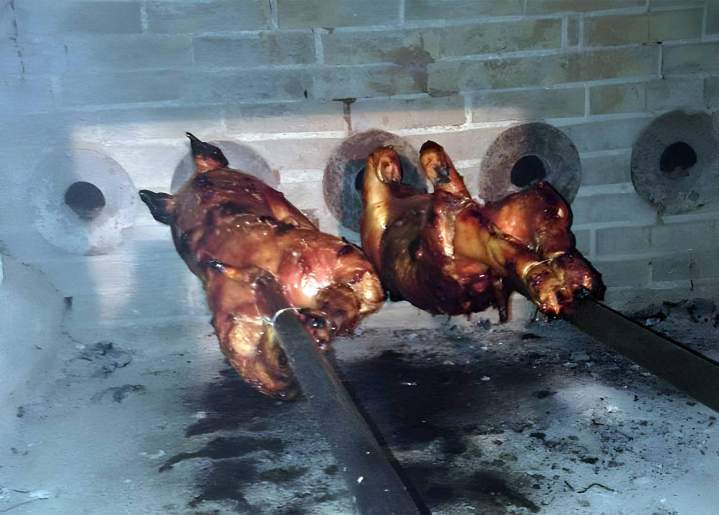 LA RÔTISSERIE DE LOPES propose du cochon de lait à la broche